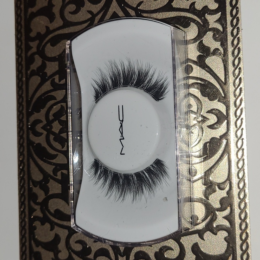 MAC Lashes - Picture 1 of 2